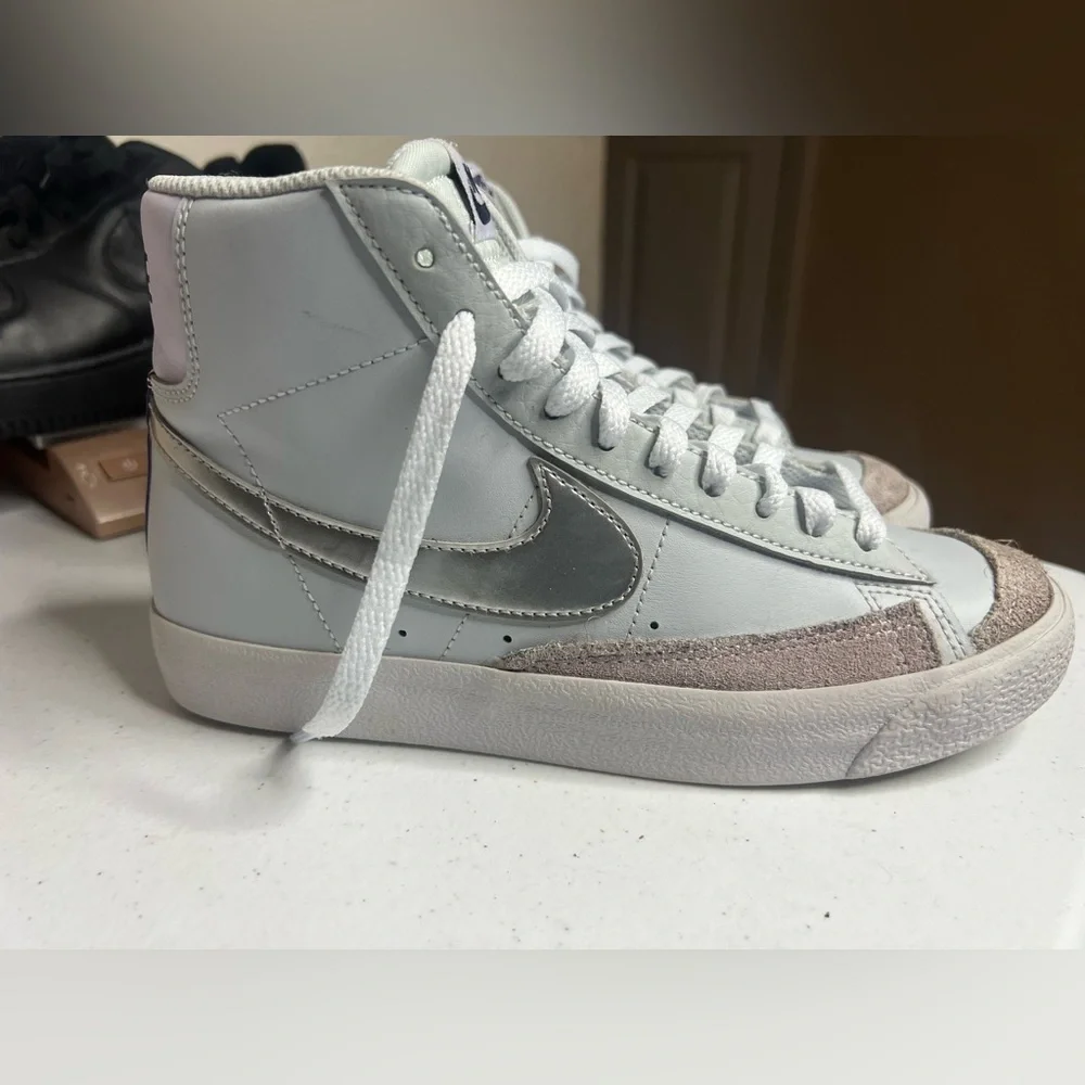 Nike Blazer Mid '77 GS Platinum Grape Moon Silver Sneakers DA4086-010 Youth 5.5